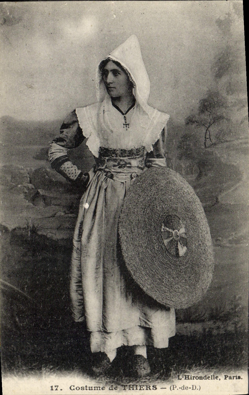 CPA Folklore Costume de Thiers Femme 