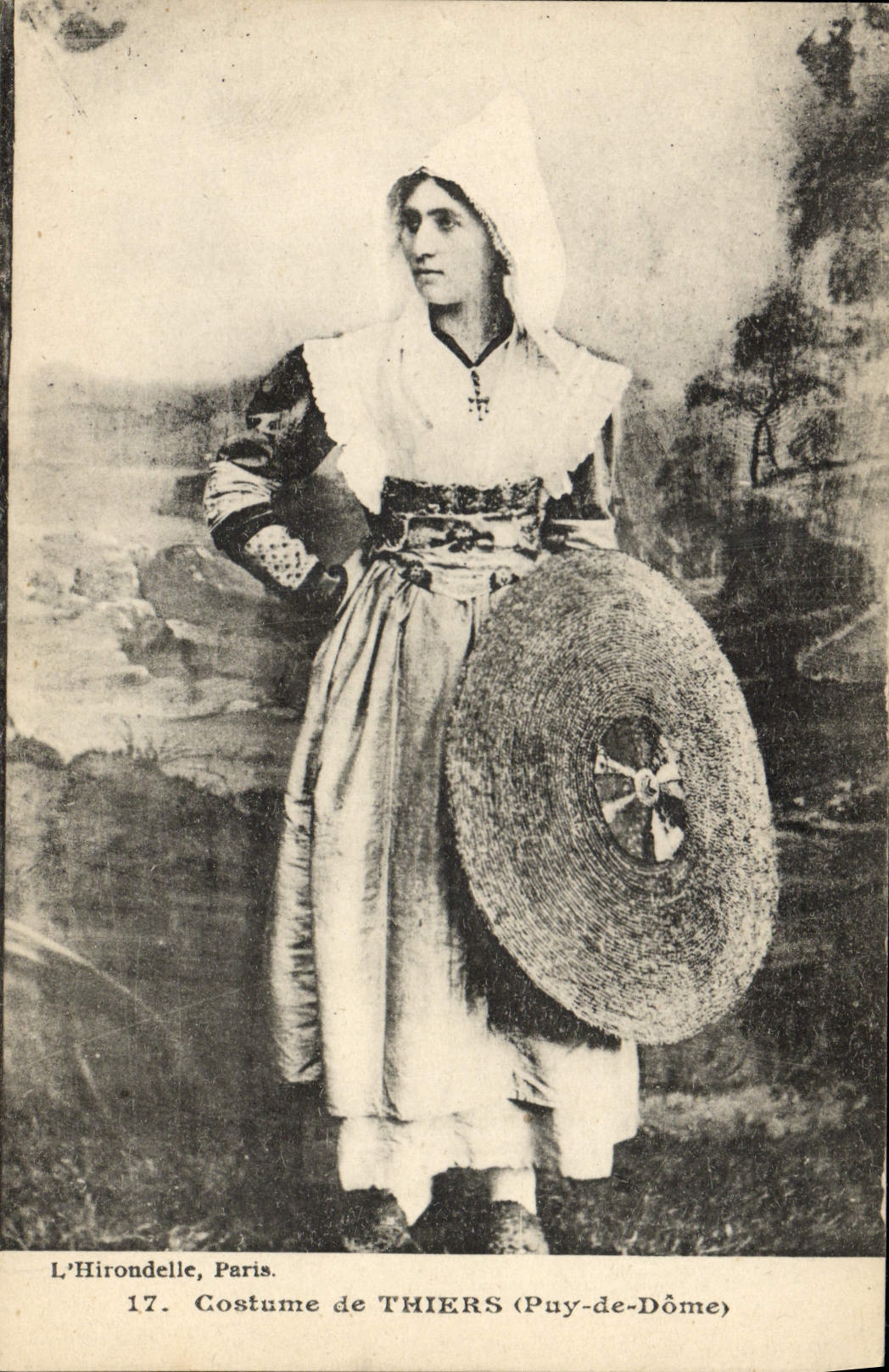 CPA Folklore Costume de Thiers Femme 