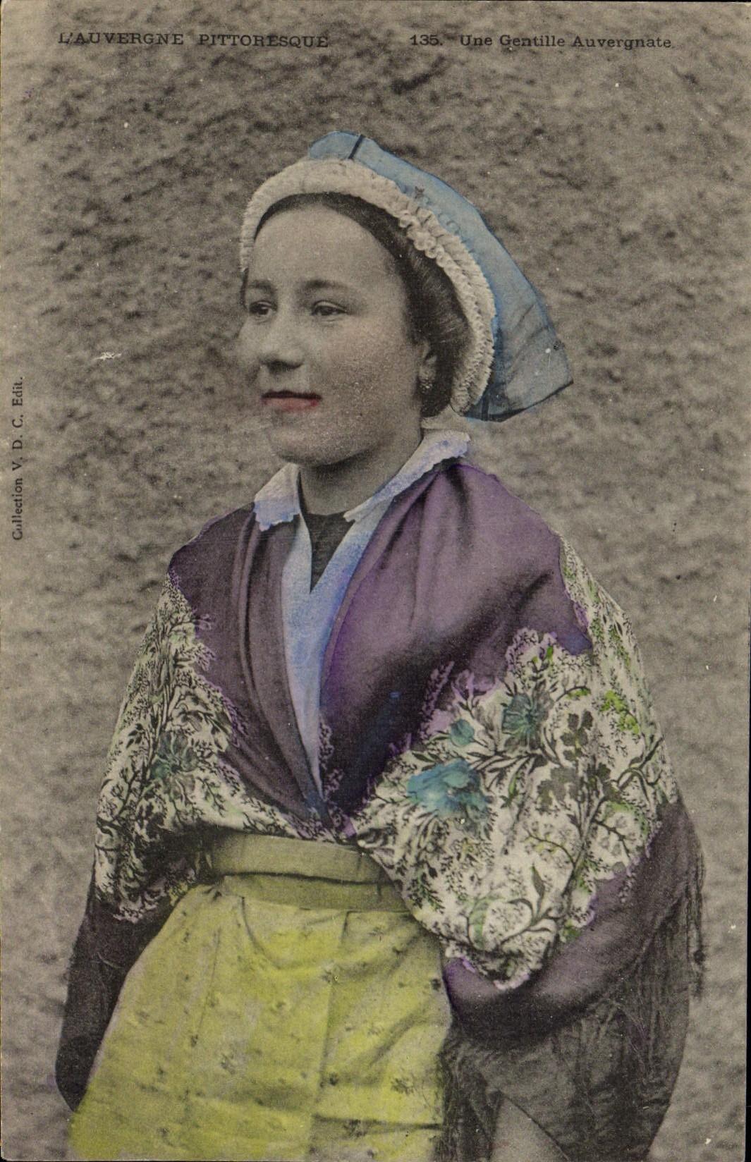 CPA Folklore Auvergne Une jeune auvergnate