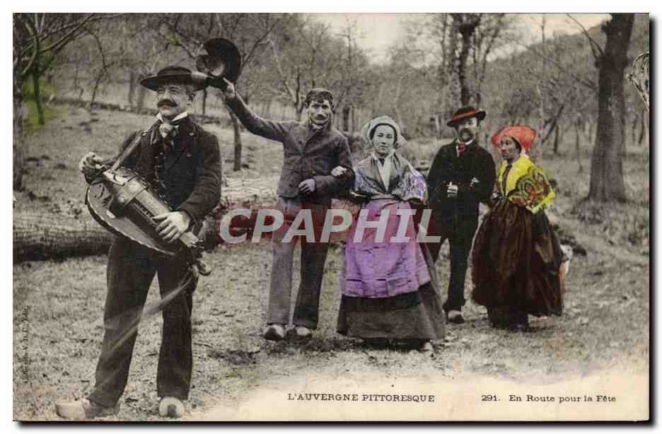 CPA Folklore Auvergne En route pour la fete 