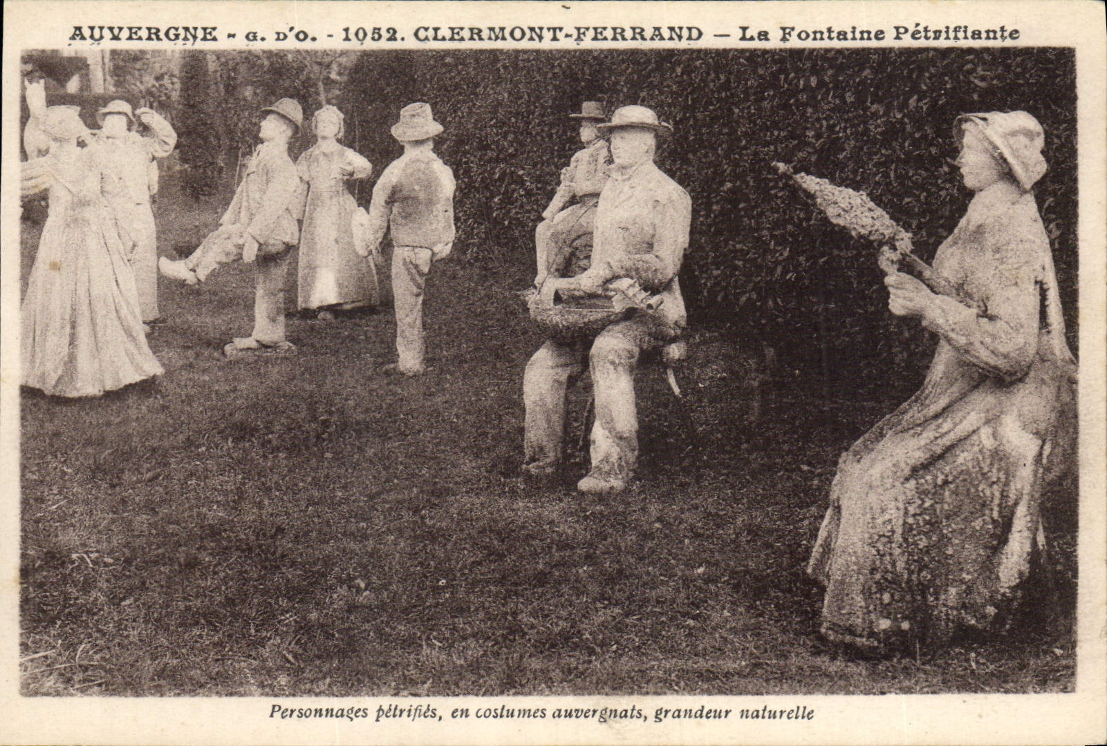CPA Auvergne Clermont Ferrand La Fontaine petrifiante Personnages petrifies 