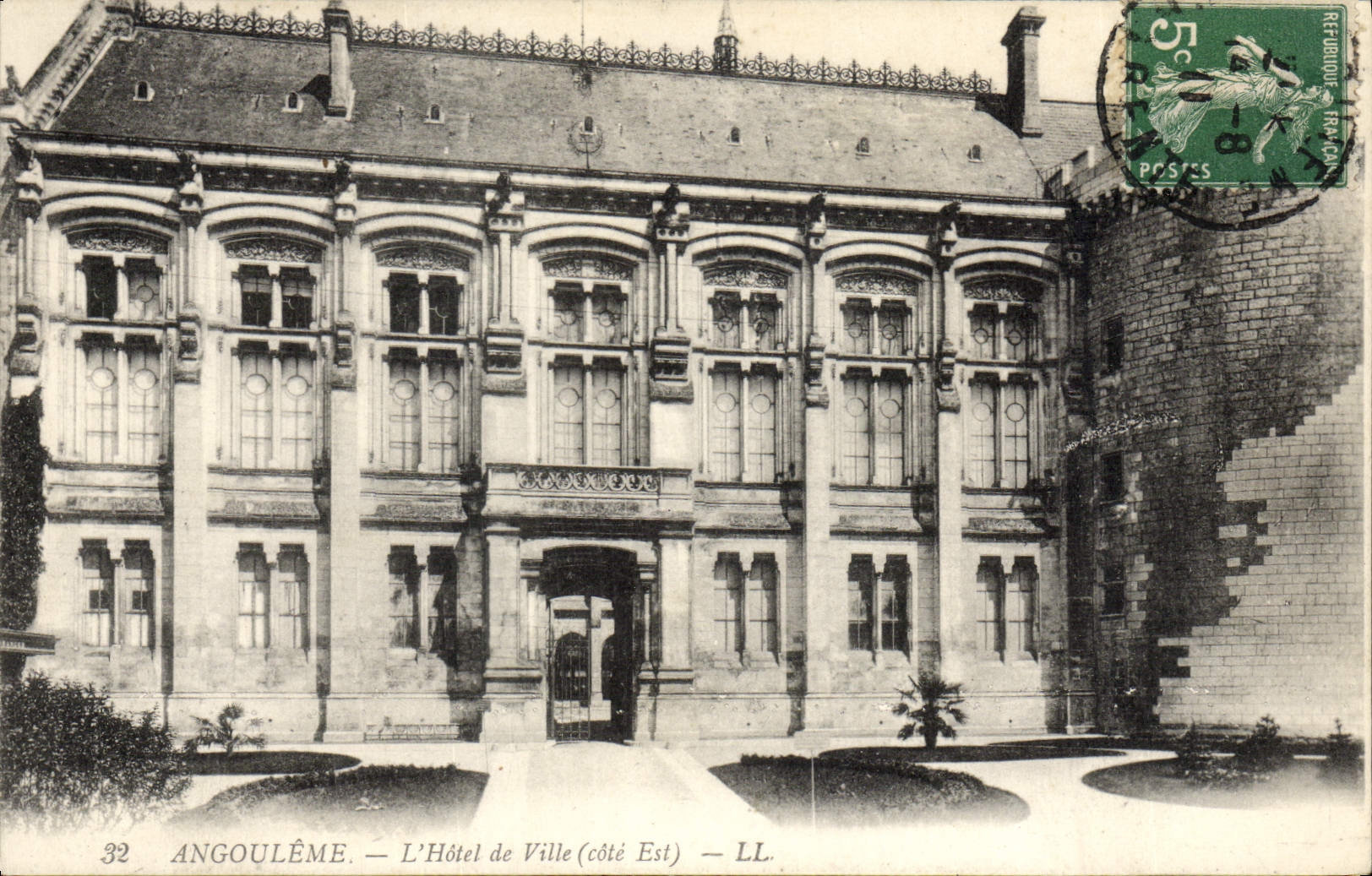 Angoulême — L'Hôtel de Ville (côté Est) — LL.