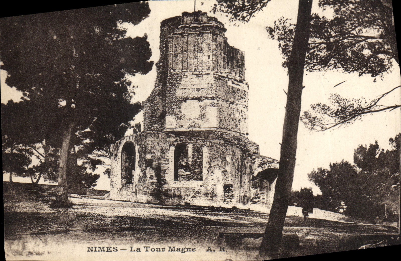 NIMES — La Tour Magne — A. R.