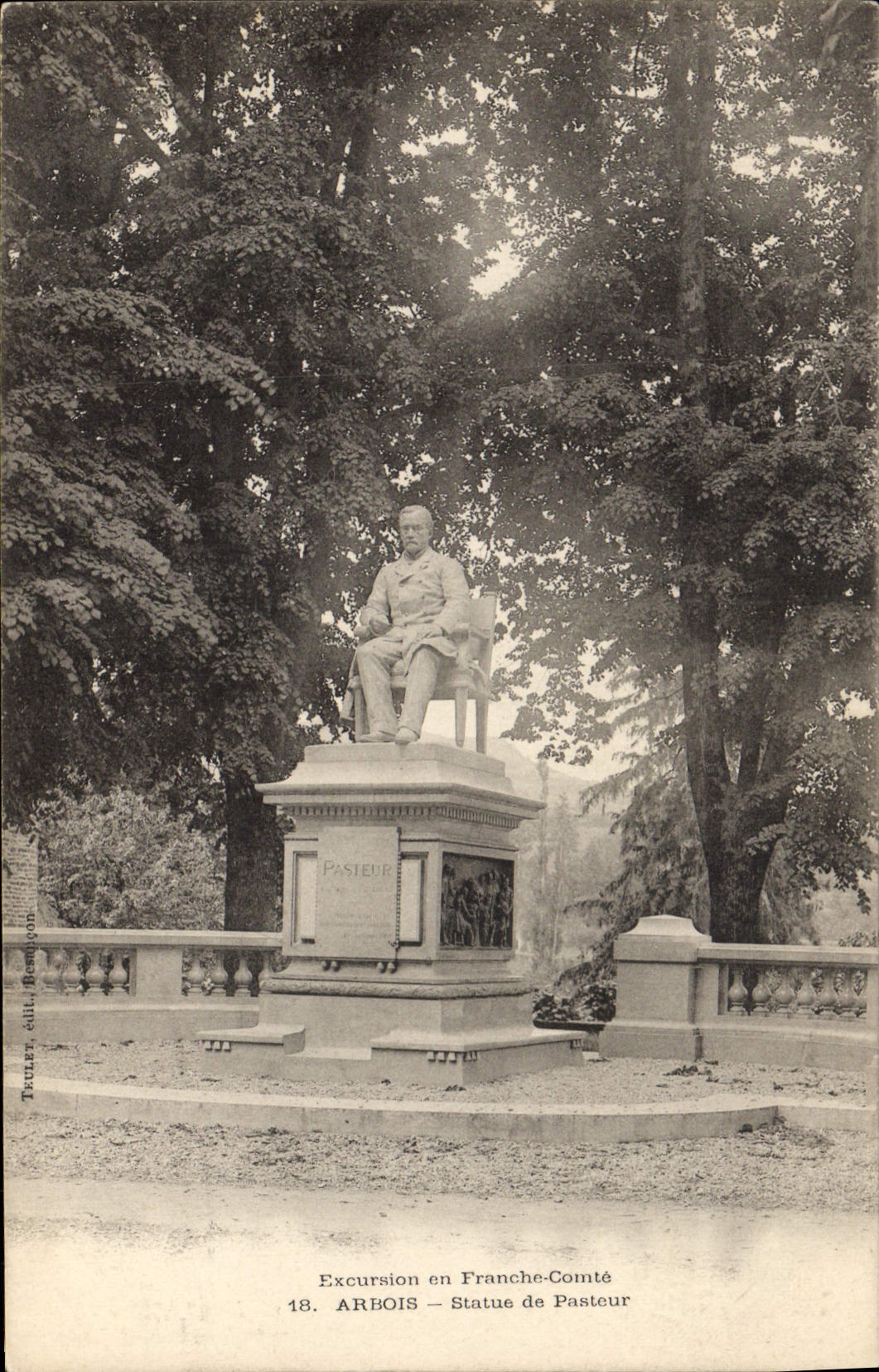 CPA ARbois Statue de Pasteur