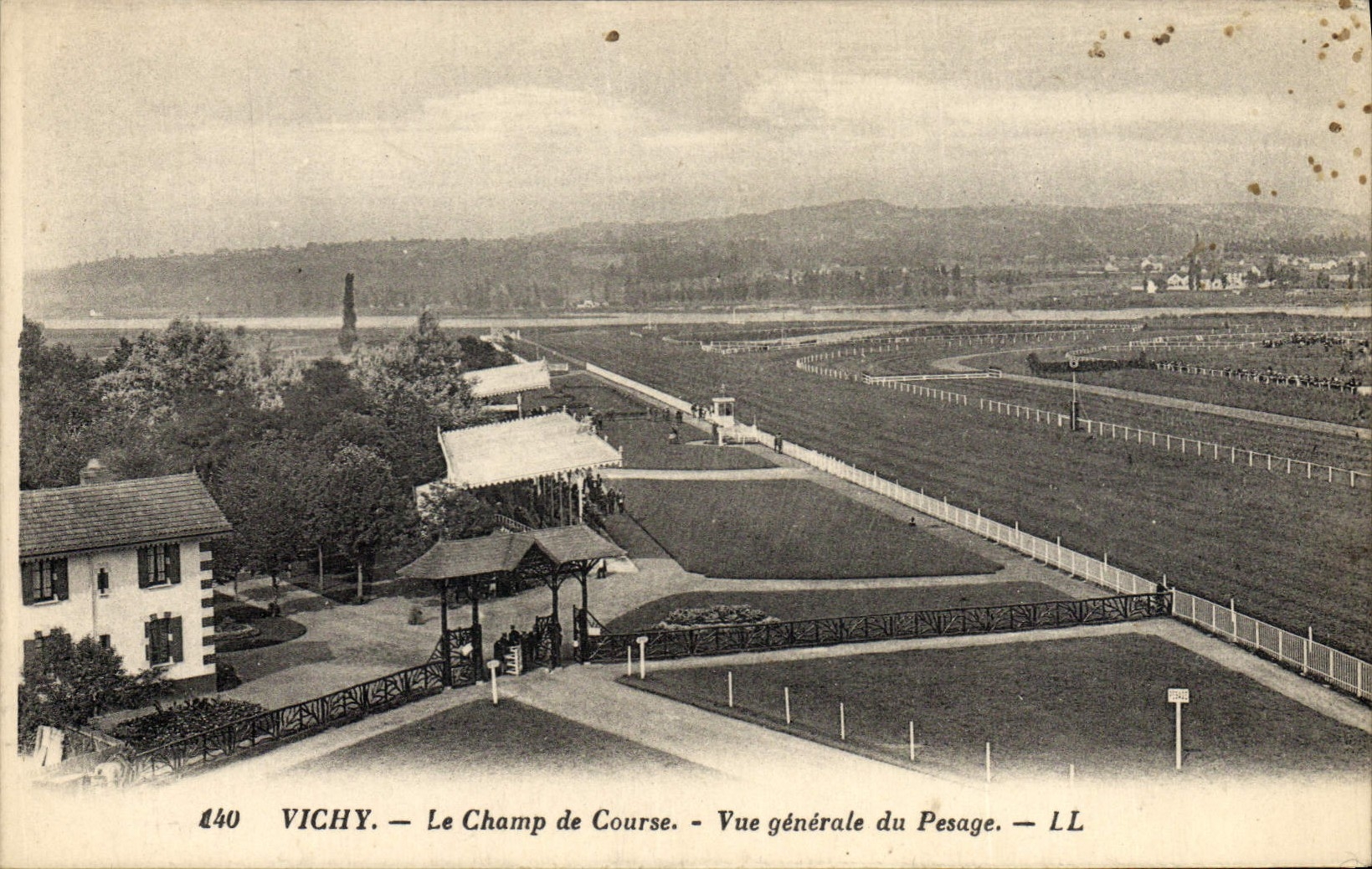 CPA Cheval Equitation Hippisme Vichy Le champ de courses Vue generale du pesage 