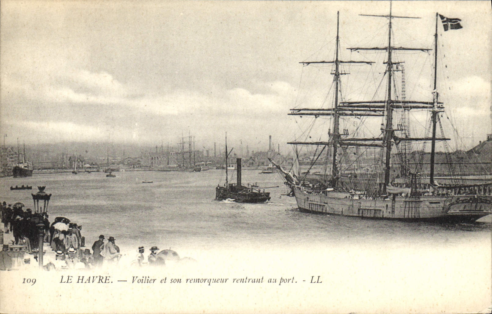 Le Havre — Voilier et son remorqueur rentrant au port — LL