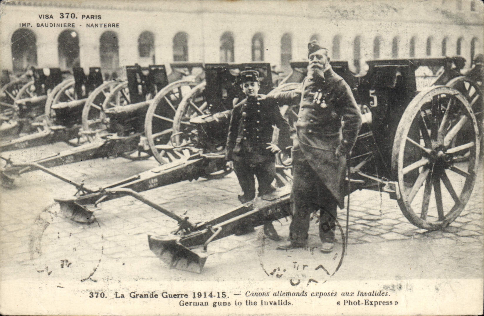 CPA Militaria Canons allemands exposes aux Invalides Paris 