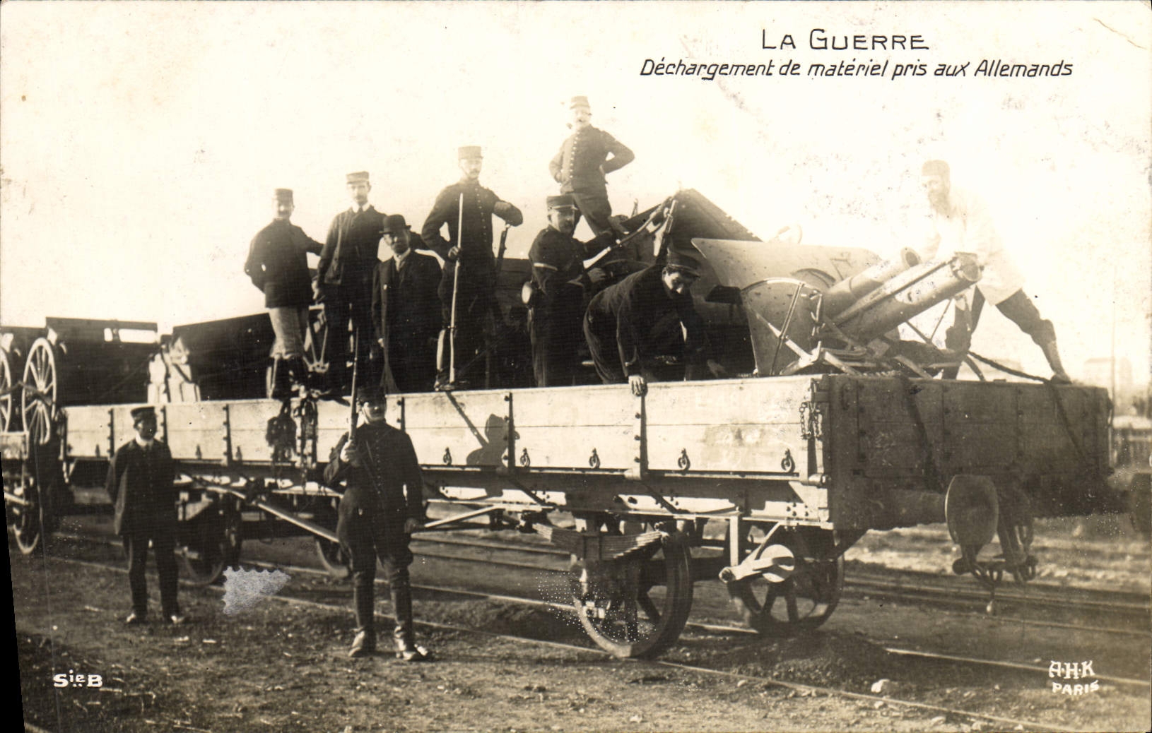 Déchargement de matériel pris aux Allemands — La Guerre — AHK Paris