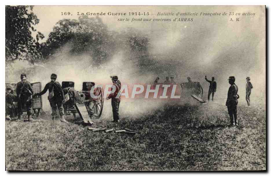 CPA Militaria Batterie d'artillerie francaise de 75 en action sur le front aux environs d'Arras