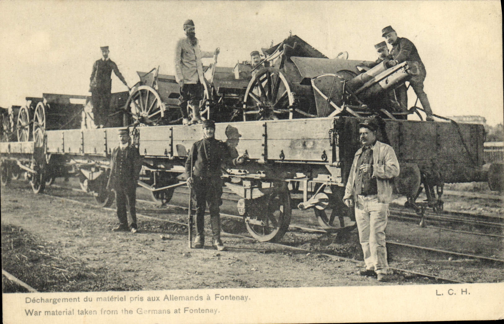 CPA Militaria Dechargement du materiel pris aux Allemands a Fontenay 