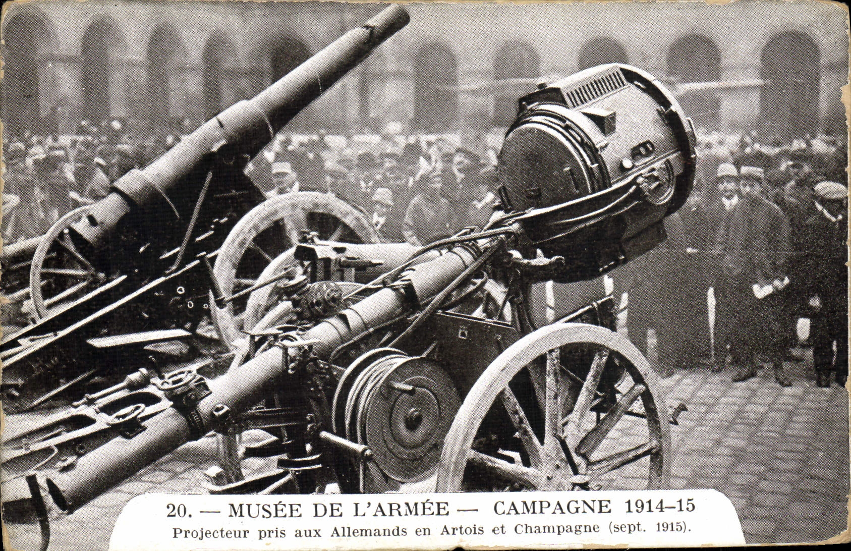 CPA Militaria Paris Musee de l'armee Projecteur pris aux Allemands en Artois et Champagne 