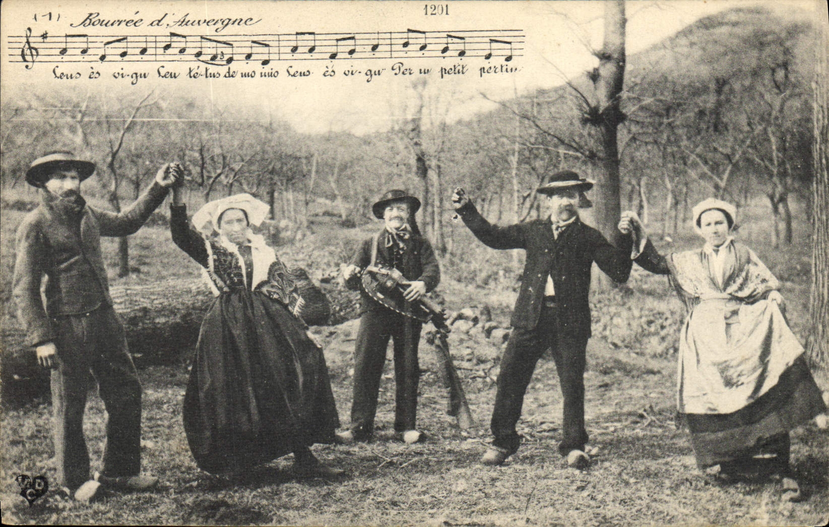 CPA Folklore Auvergne La bourree