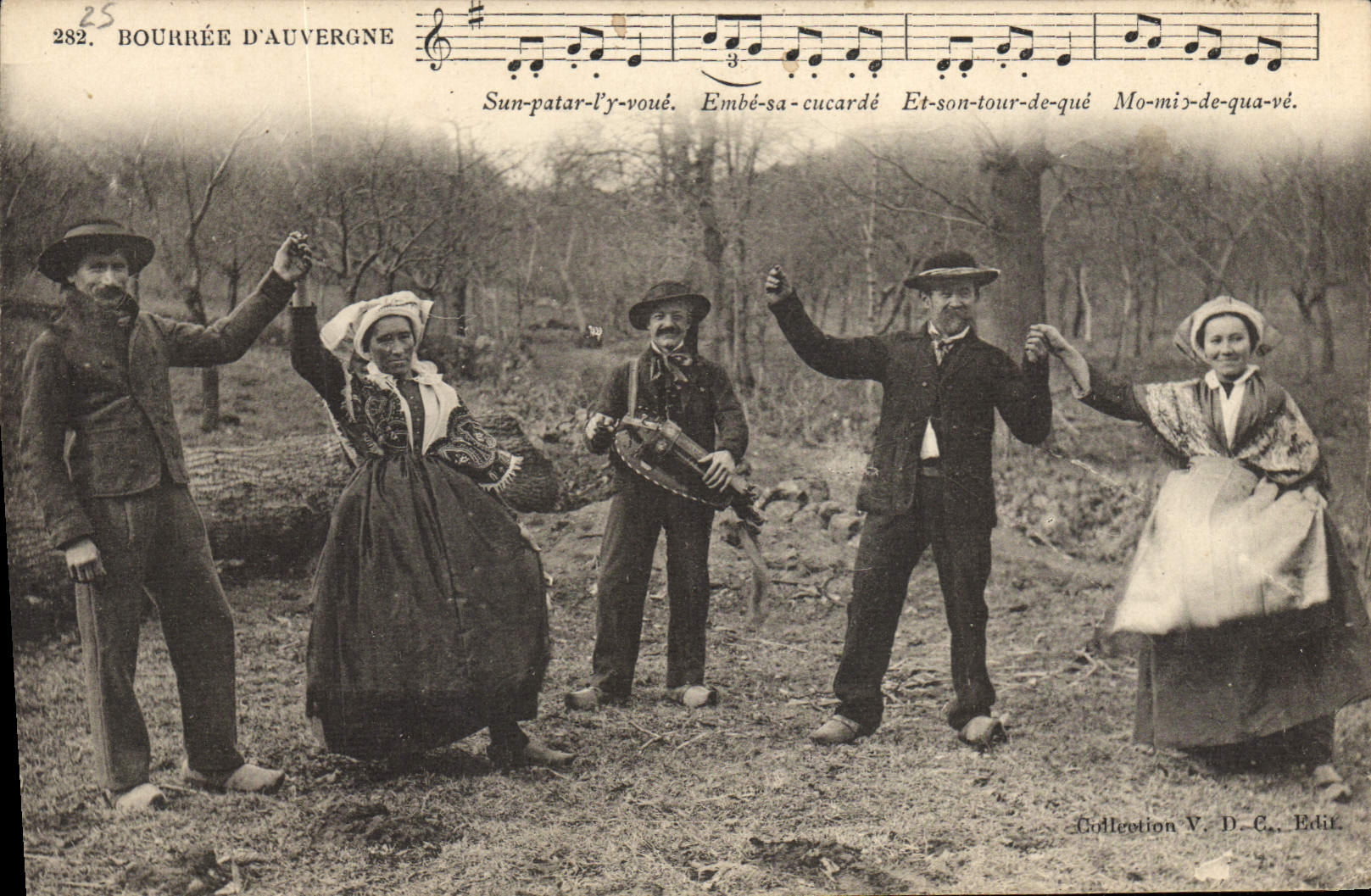 CPA Folklore Auvergne La bourree