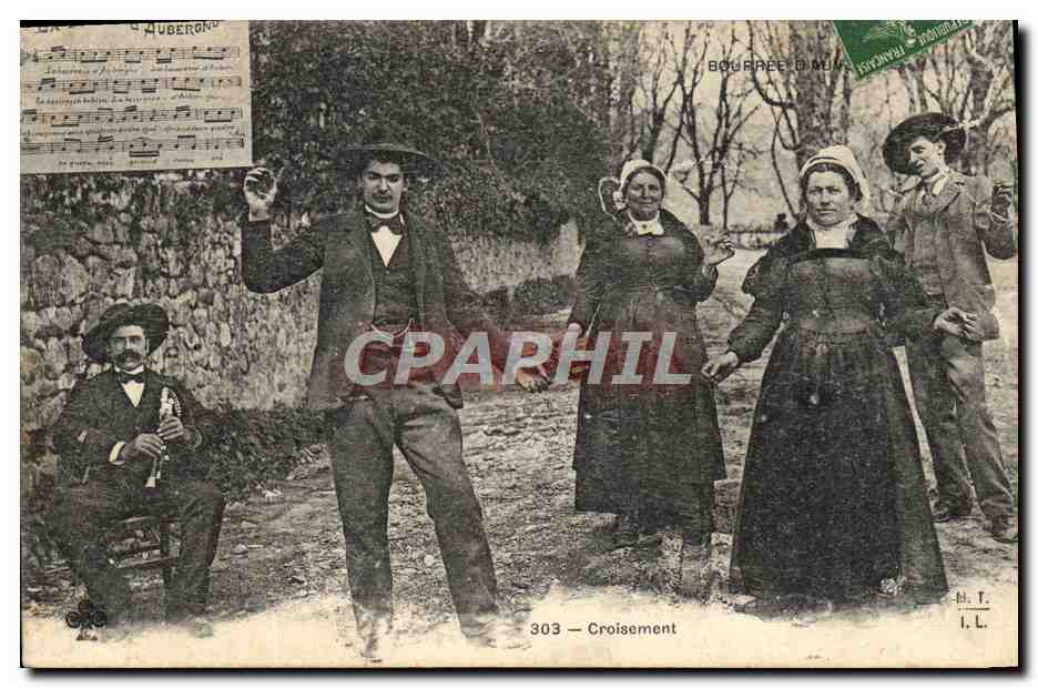 CPA Folklore Auvergne La bourree Croisement