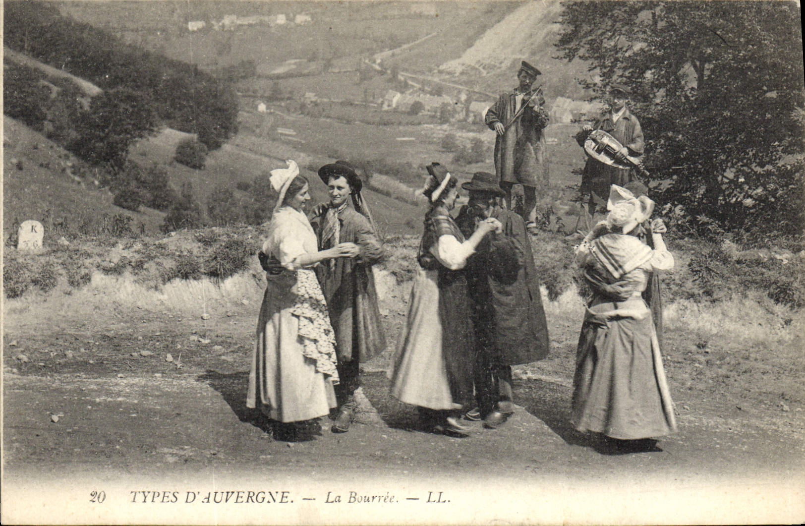 CPA Folklore Auvergne La bourree