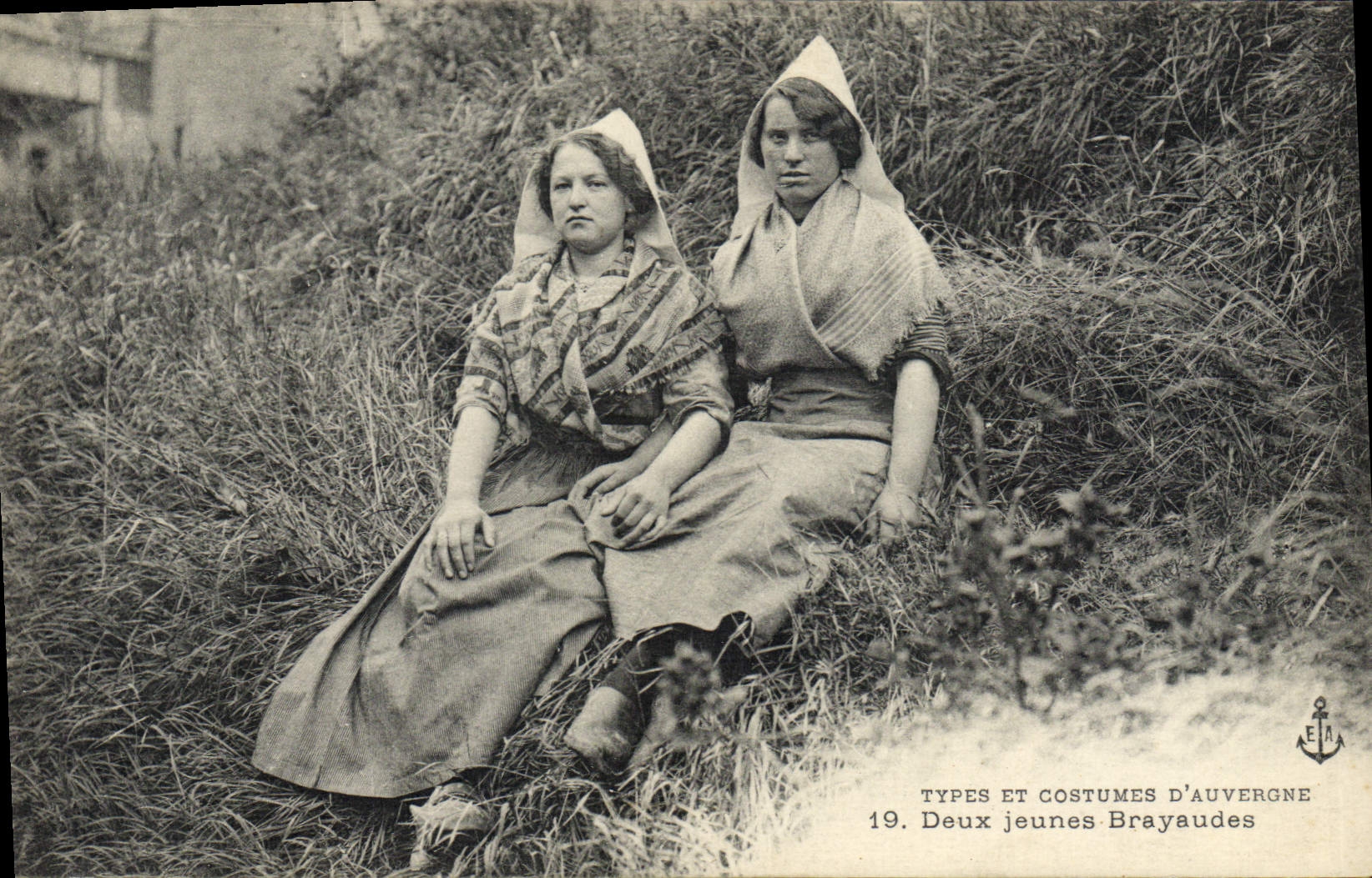 CPA Folklore Auvergne Deux jeunes Brayaudes