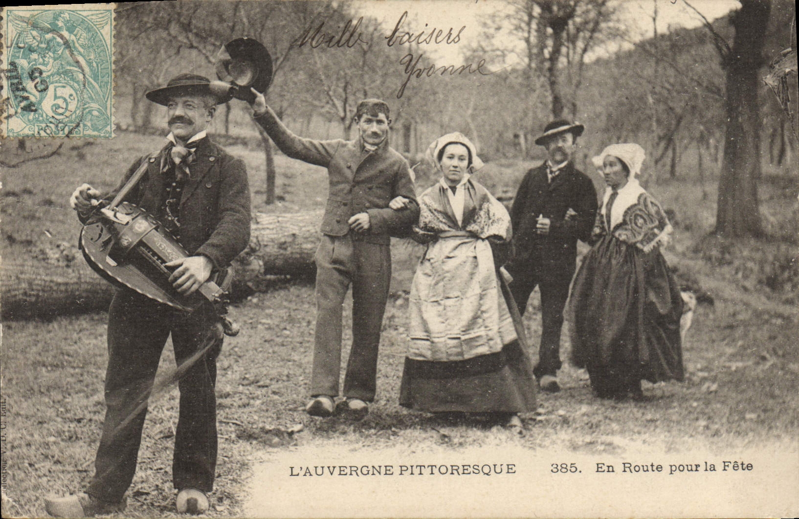 CPA Folklore Auvergne En route pour la fete