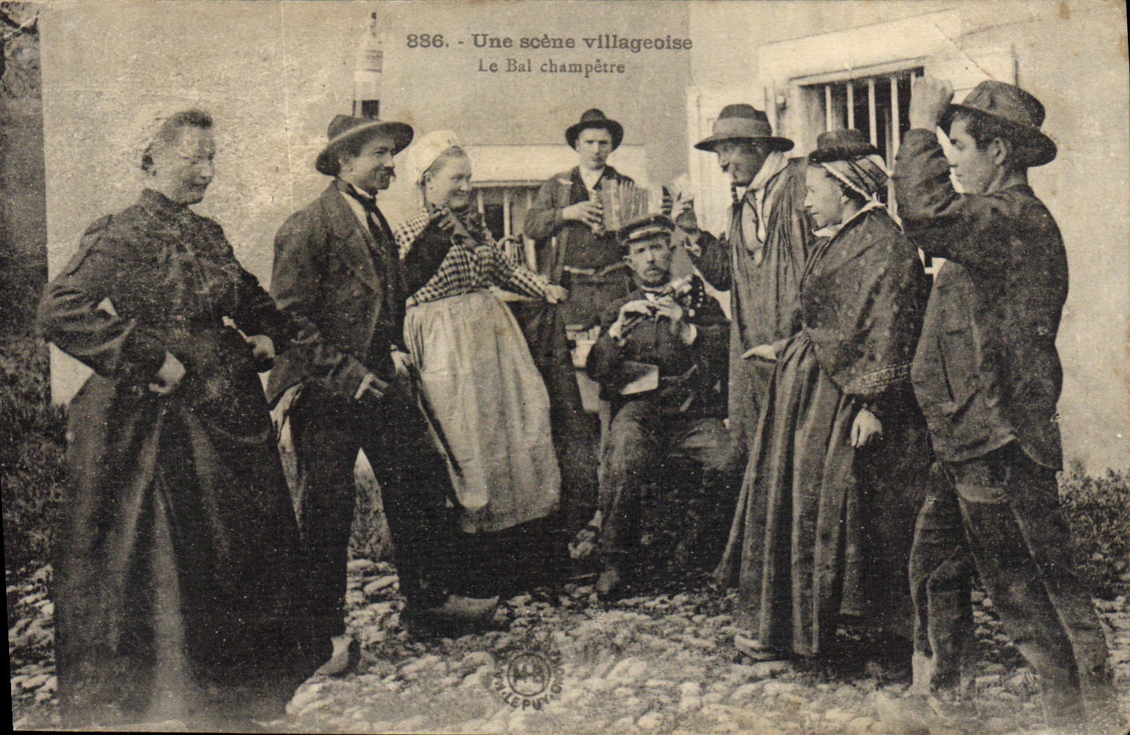 CPA Folklore Auvergne La bourree