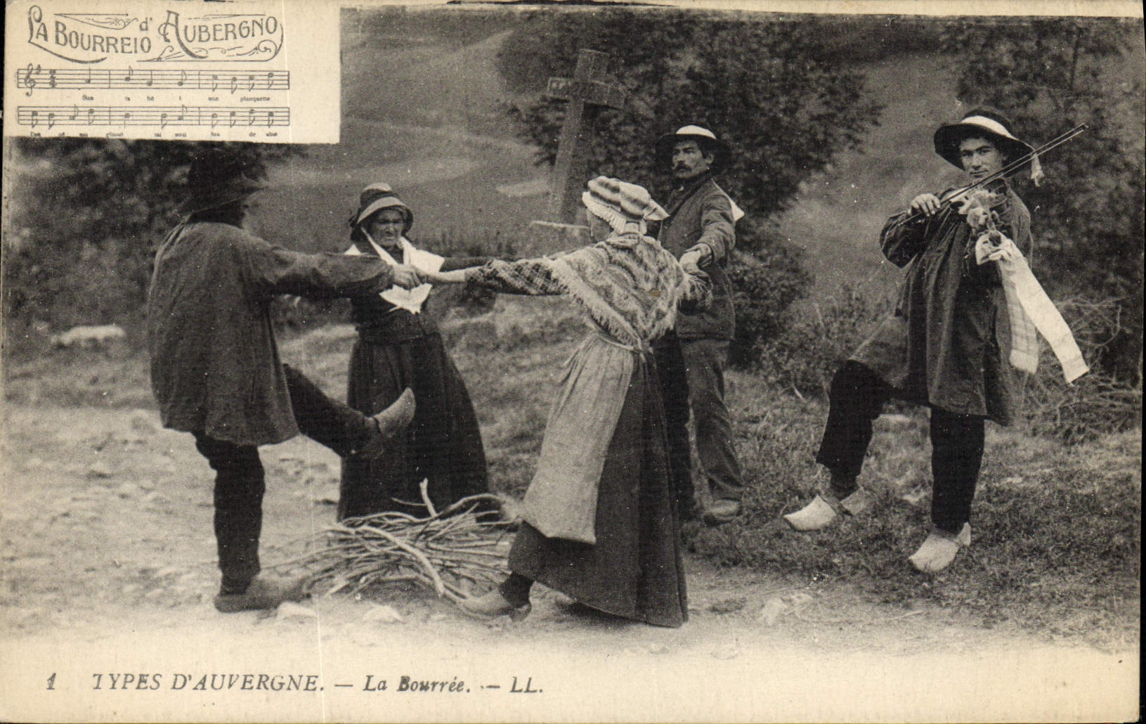 CPA Folklore Auvergne La bourree