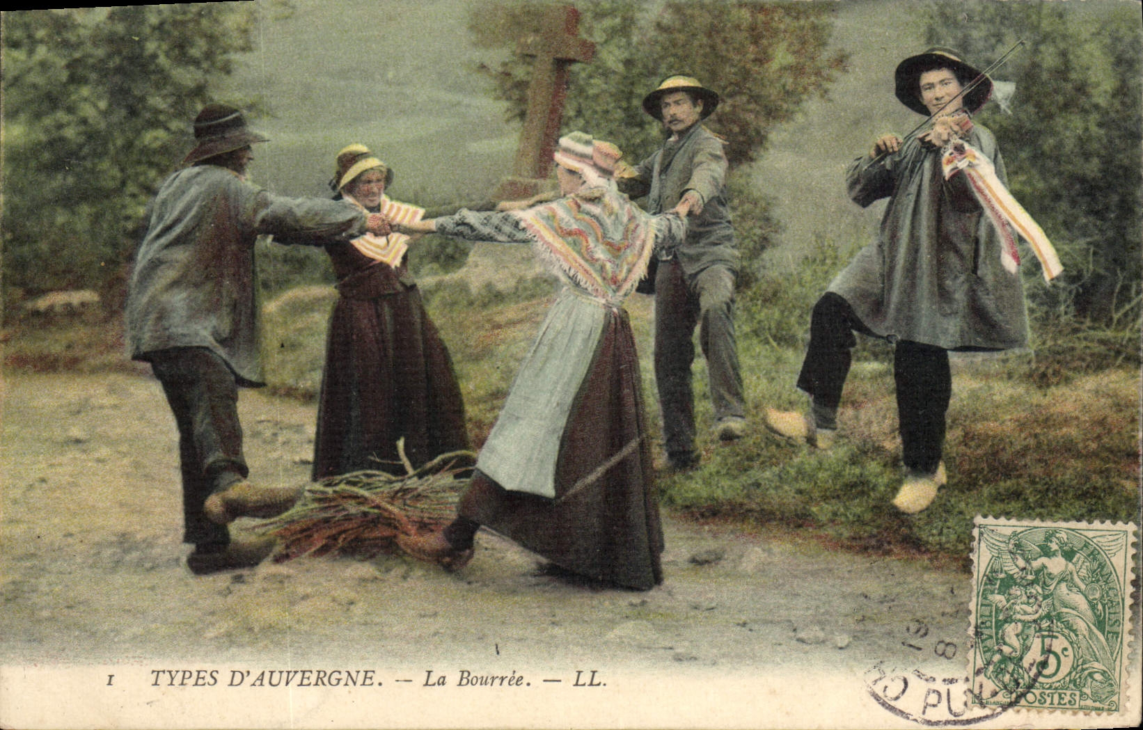 CPA Folklore Auvergne La bourree