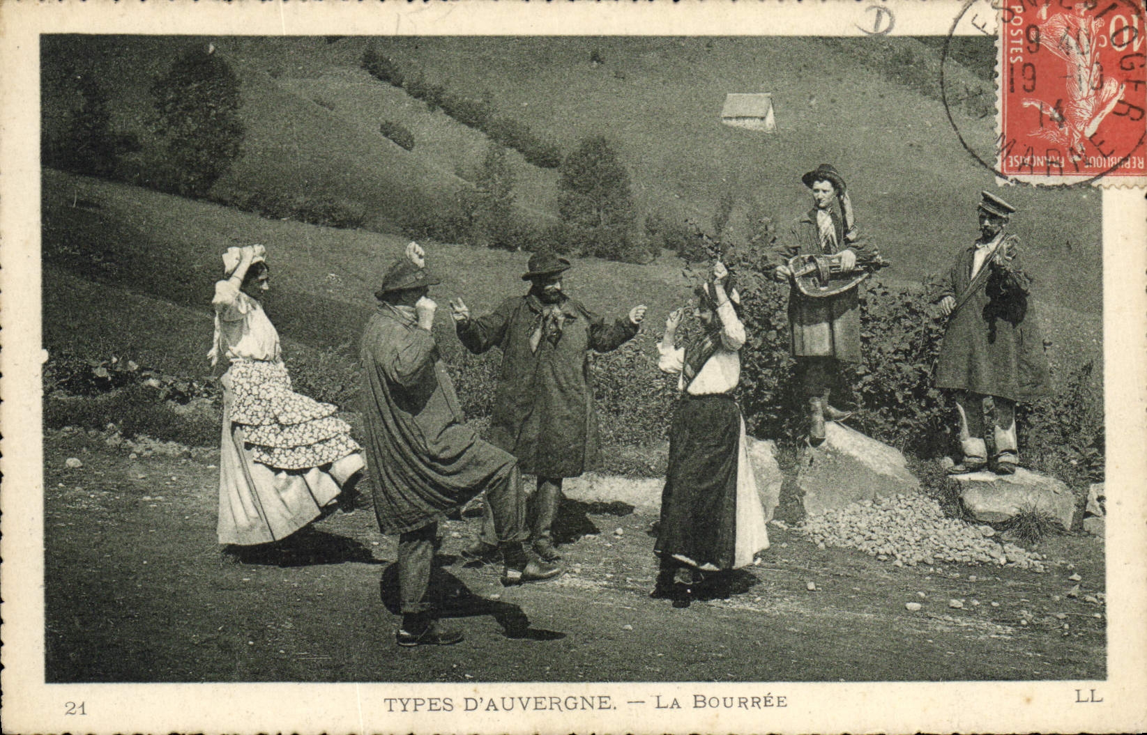 CPA Folklore Auvergne La bourree