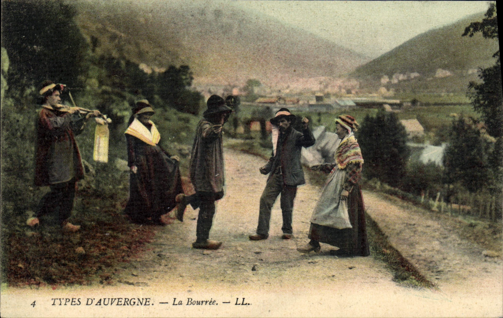 CPA Folklore Auvergne La bourree