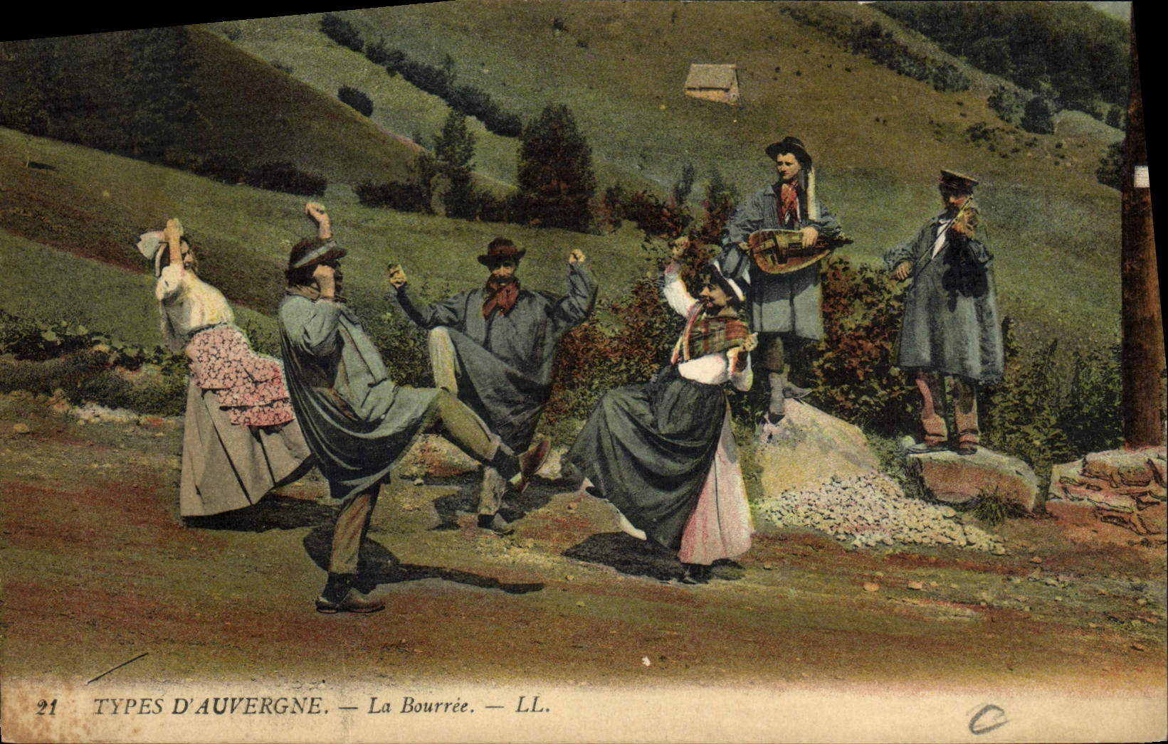 CPA Folklore Auvergne La bourree