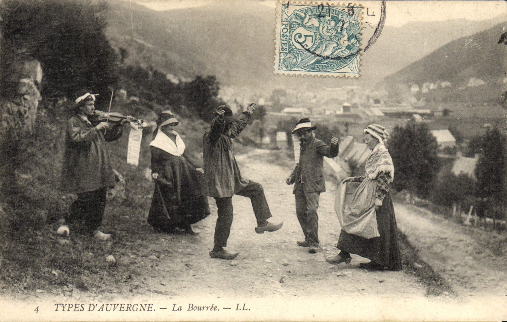 CPA Folklore Auvergne La bourree