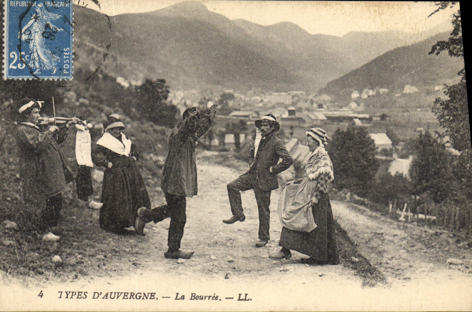 CPA Folklore Auvergne La bourree