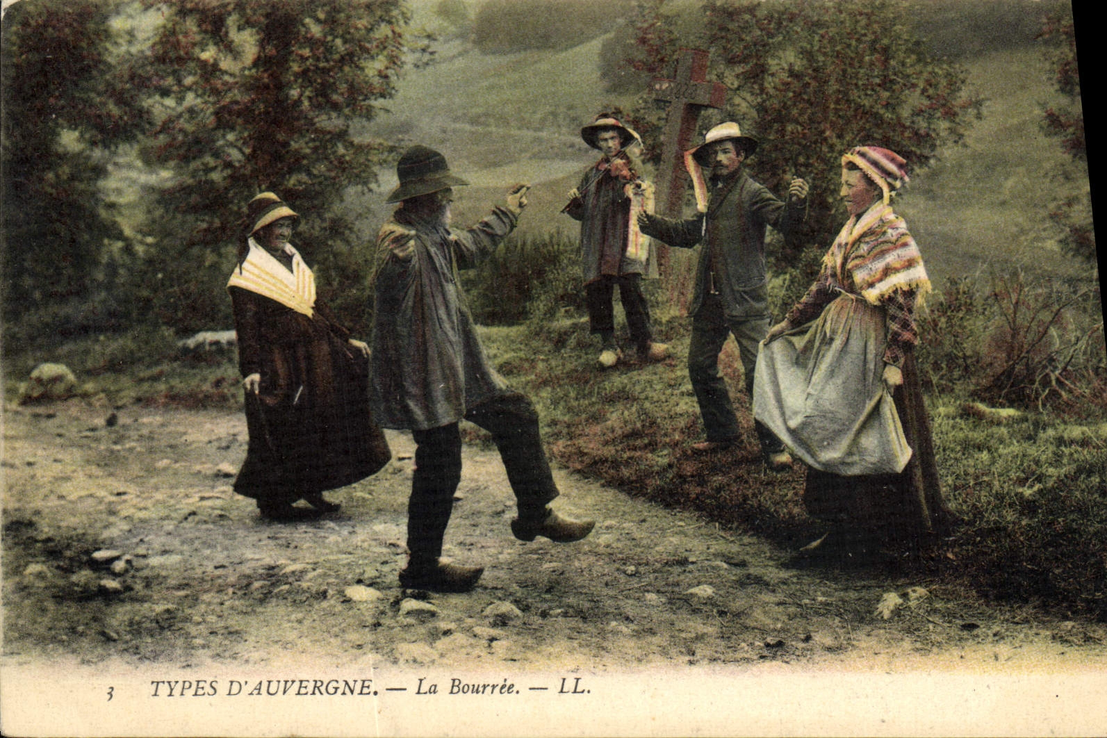 CPA Folklore Auvergne La bourree