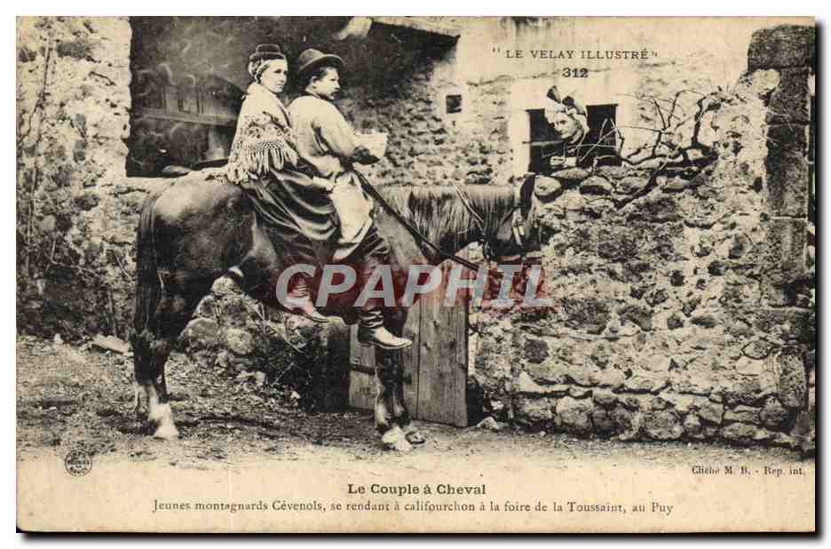 CPA Folklore Le Velay le couple a cheval