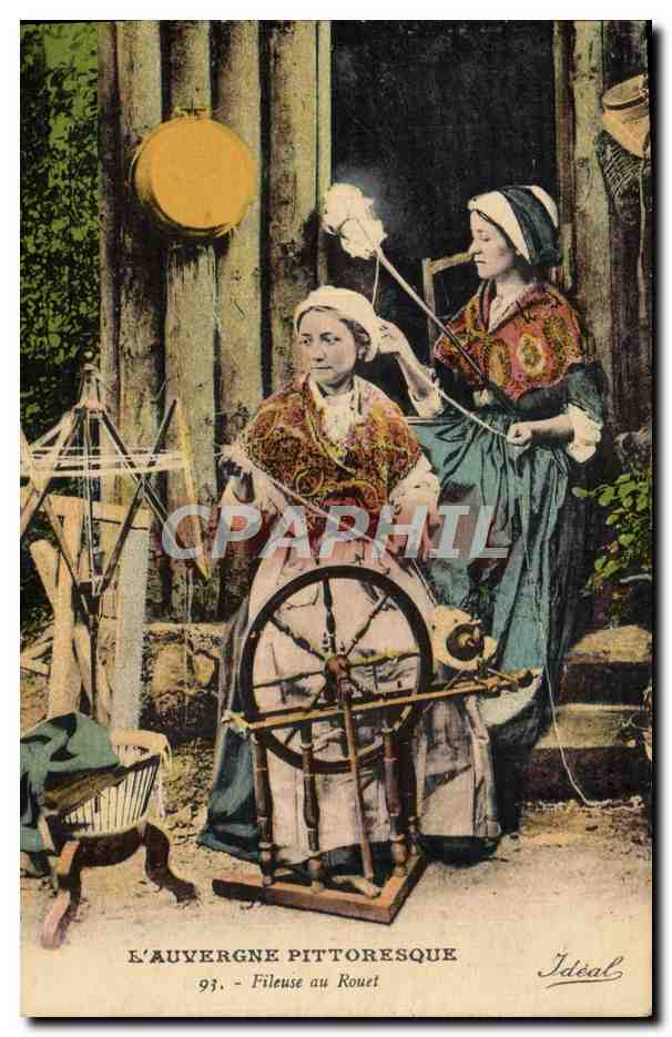 CPA Folklore Auvergne Fileuse de rouet 