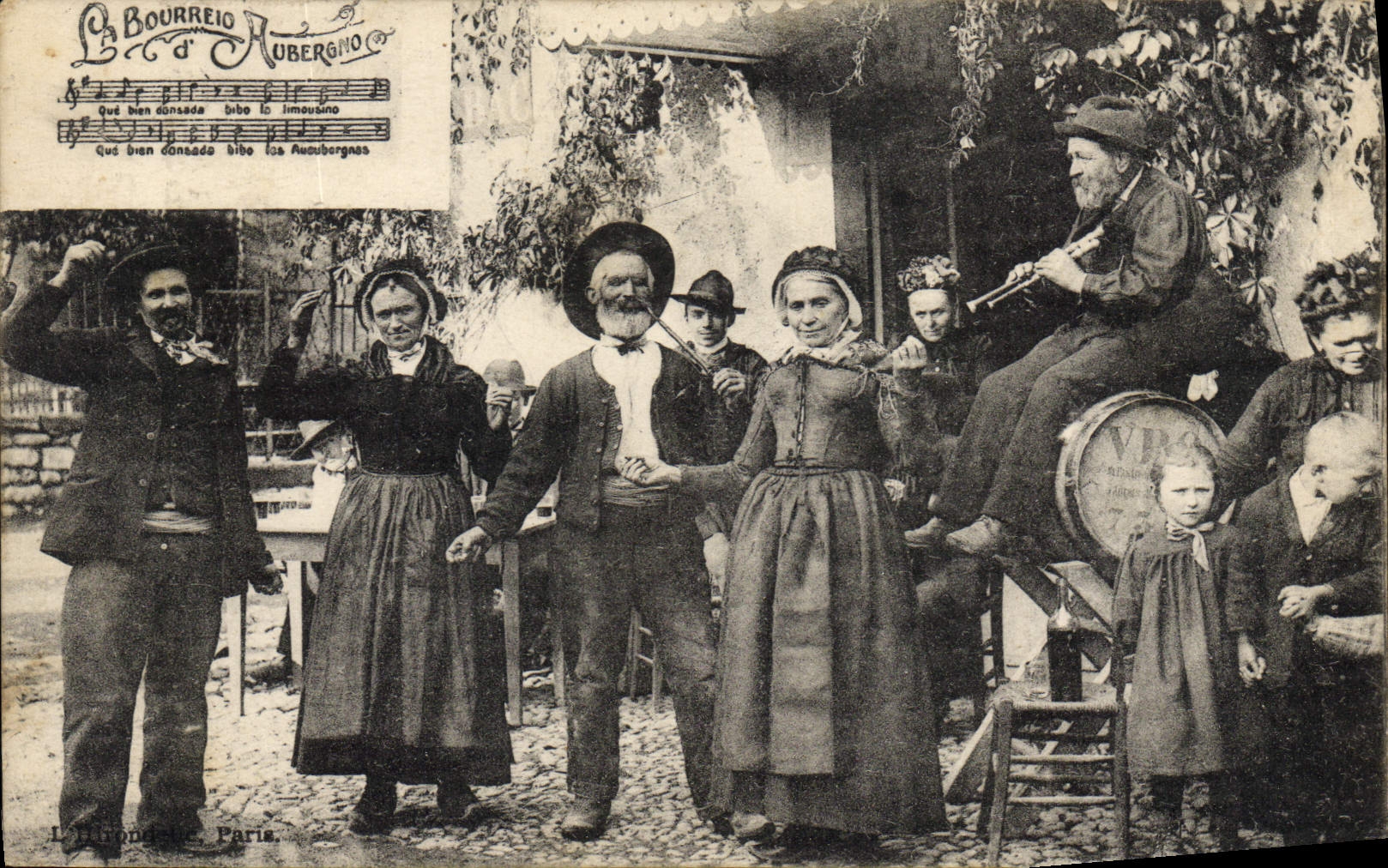 CPA Folklore Auvergne la bourree