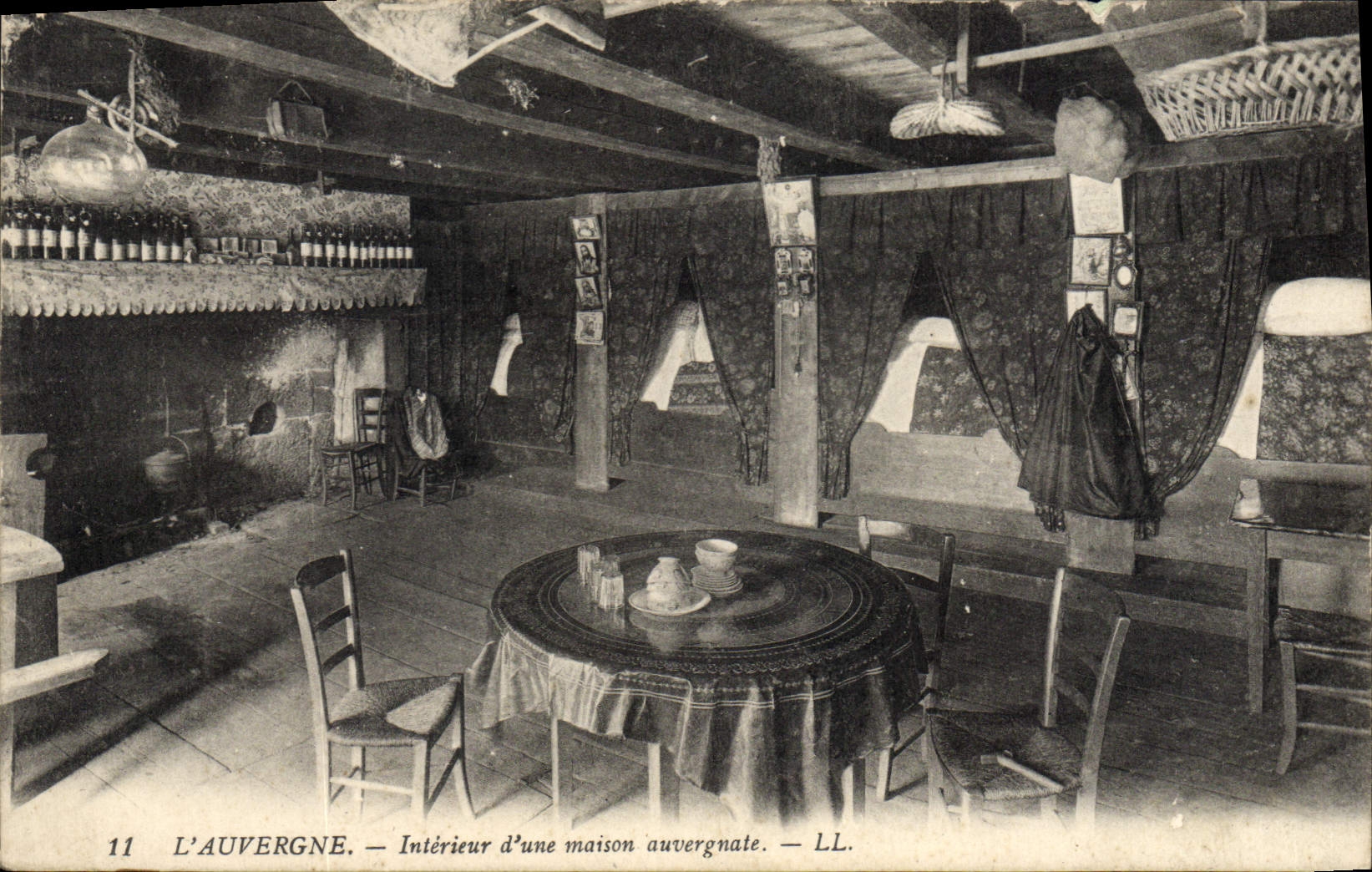 CPA Folklore Auvergne Interieur d'une maison auvergnate 