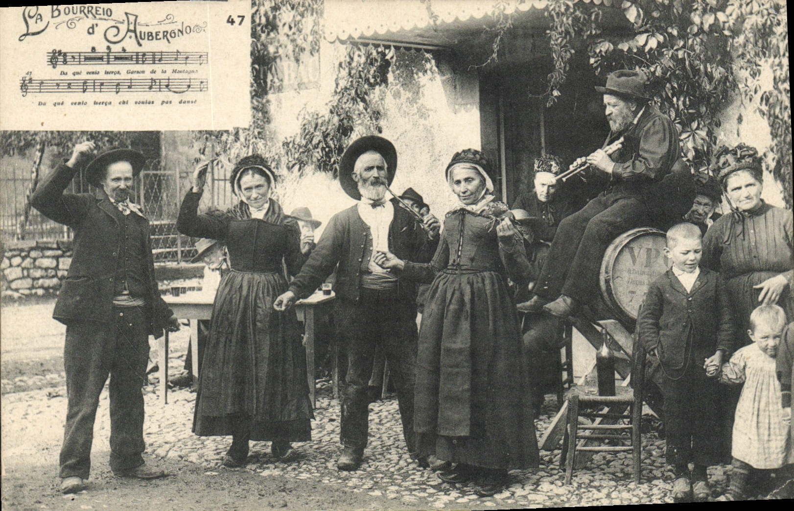 CPA Folklore Auvergne La bourree 