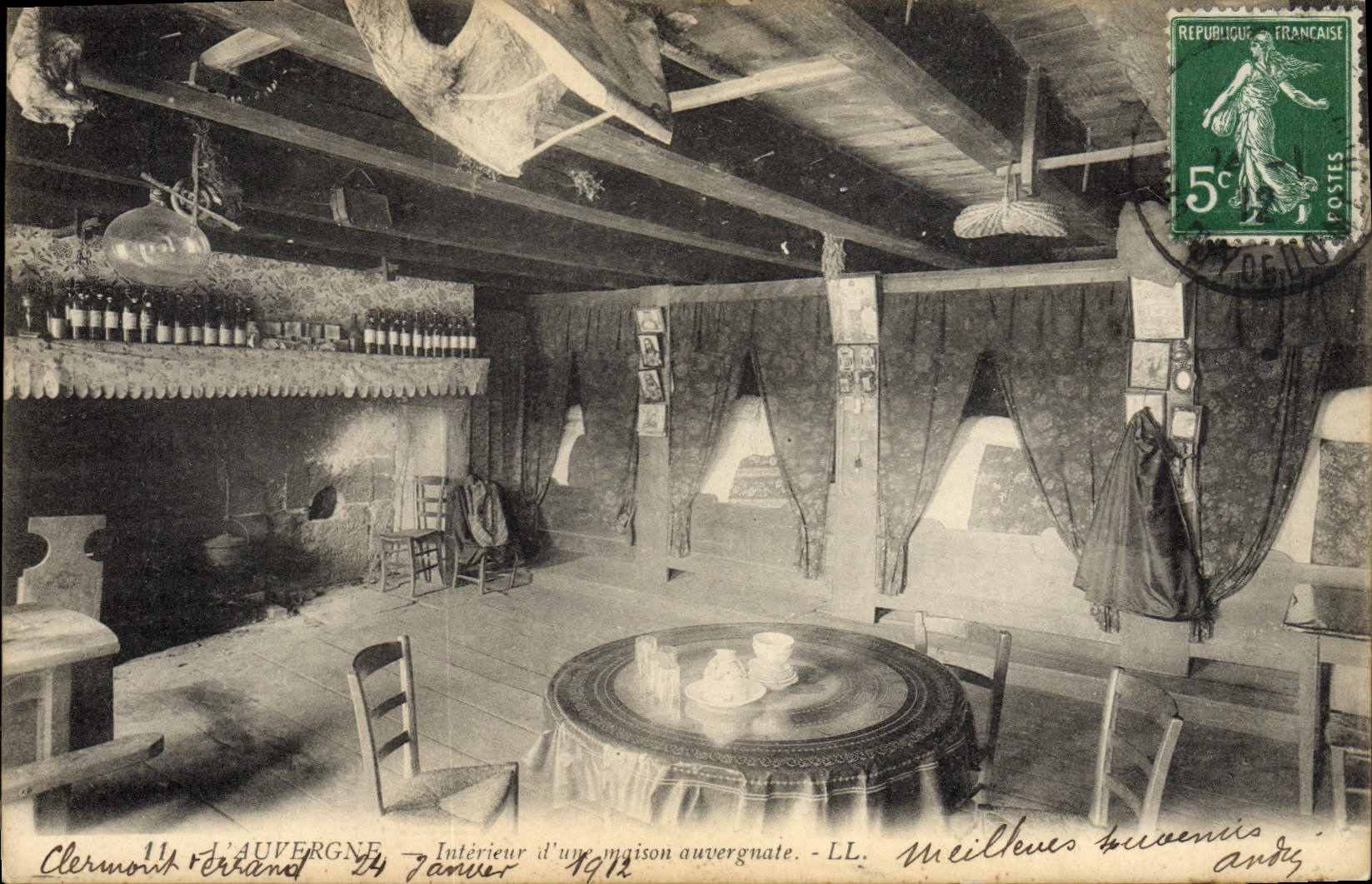 CPA Folklore Auvergne Interieur d'une maison auvergnate 