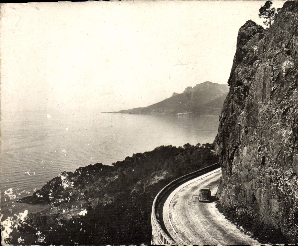 CPM La corniche d'or La route du bord de mer entre Theoule et le Trayas Le Cap Roux