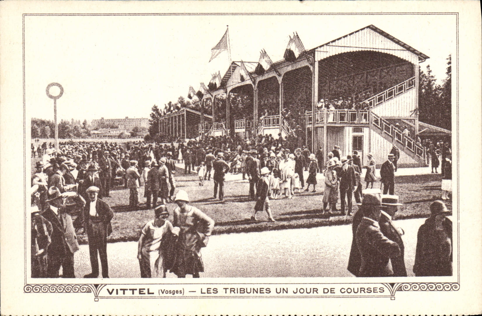 VITTEL (Vosges) — LES TRIBUNES UN JOUR DE COURSES