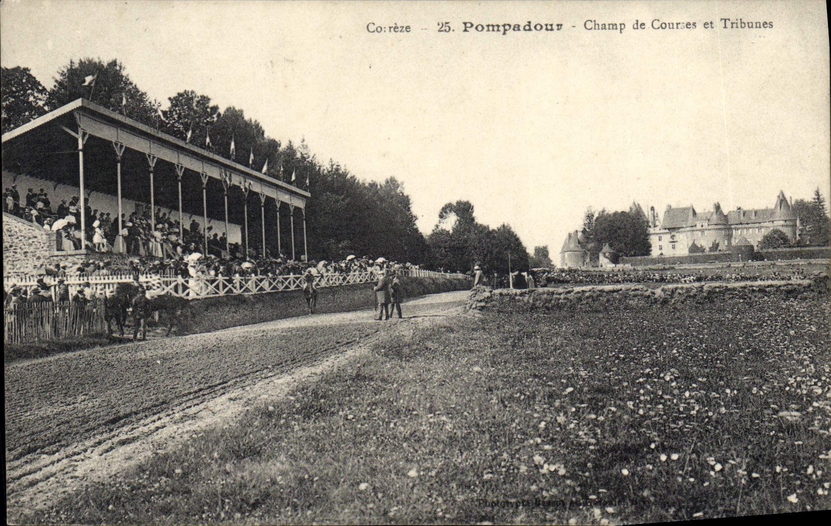 Pompadour — Champ de Courses et Tribunes — Photo de P. Régis