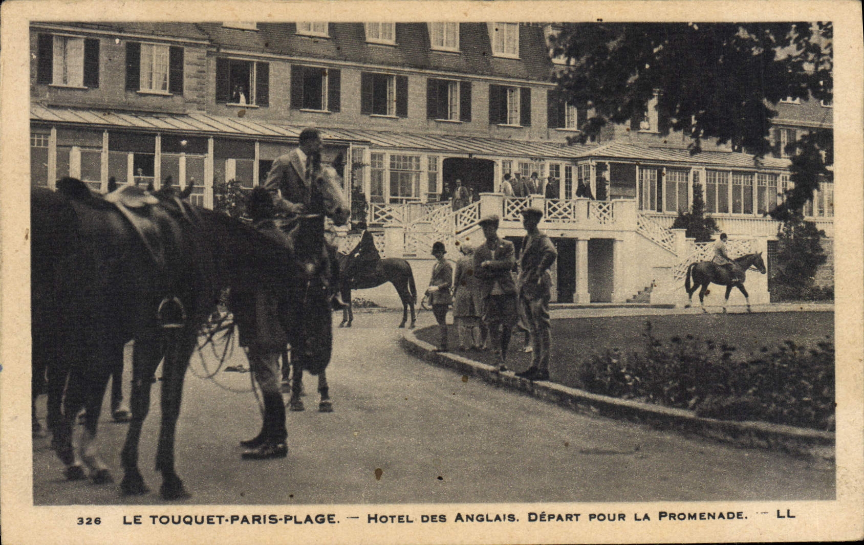 Le Touquet-Paris-Plage — Hôtel des Anglais. Départ pour la promenade — LL n°326