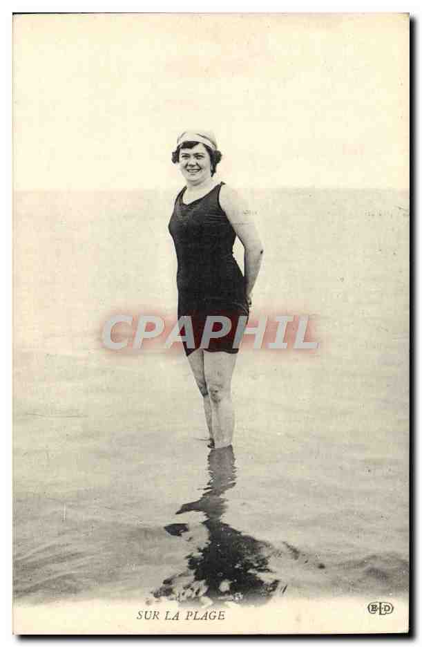 CPA Maillots de bains Femme Sur la plage