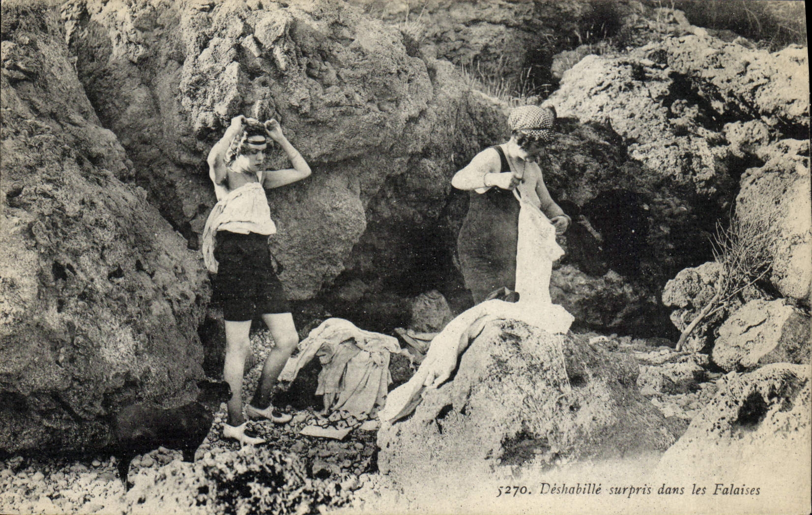 CPA Maillots de bains Femme Deshabille surpris dans les falaises 