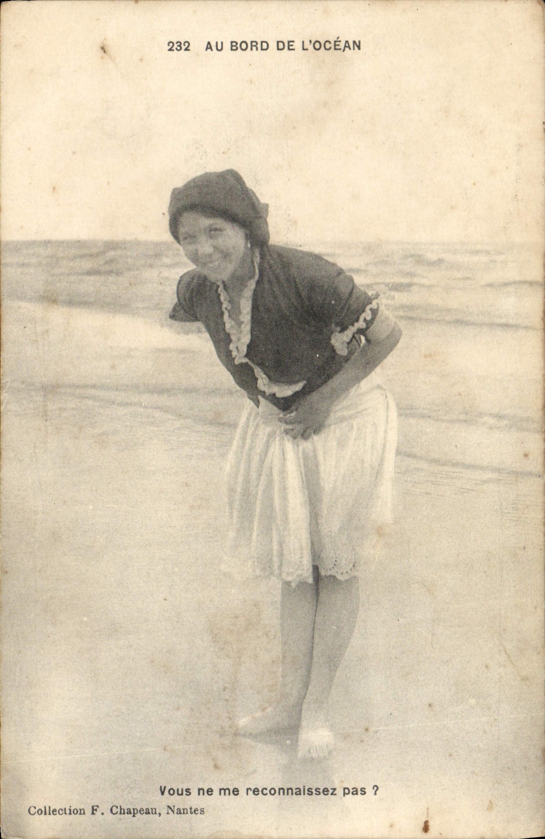 CPA Maillots de bains Femme Au bord de l'ocean