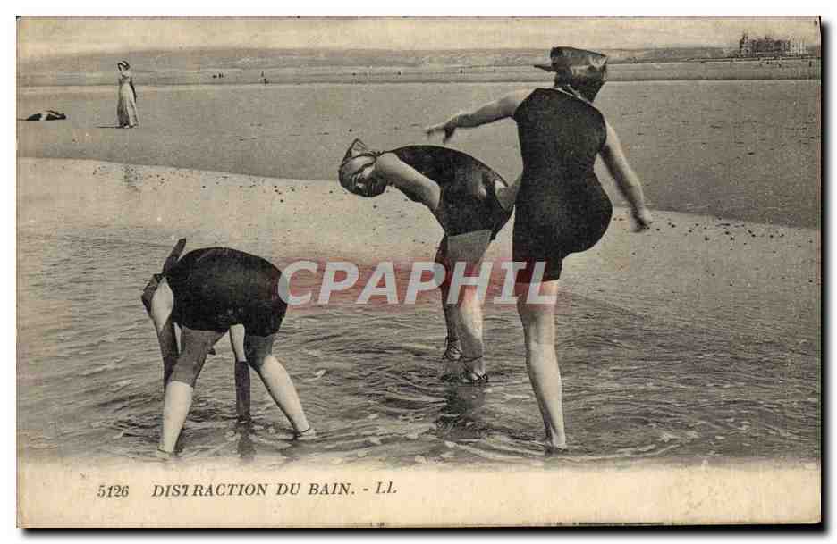 CPA Maillots de bains Femme Distraction du bain 