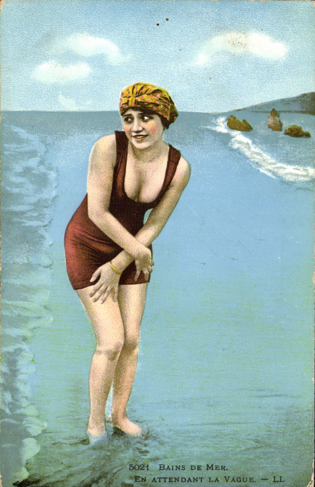 CPA Maillots de bains Femme Bains de mer en attendant la vague 