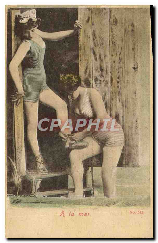 CPA Maillots de bains Femme A la mer