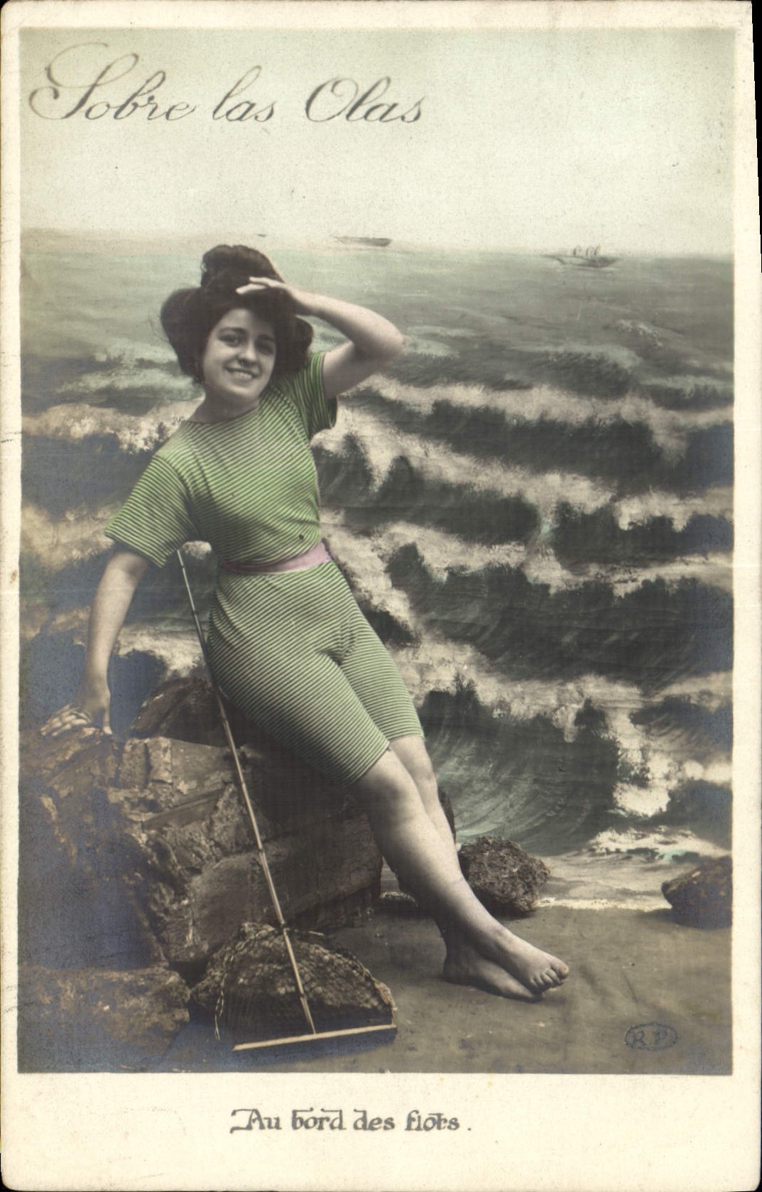 CPA Maillots de bains Femme Pecheuse Au bord des flots 