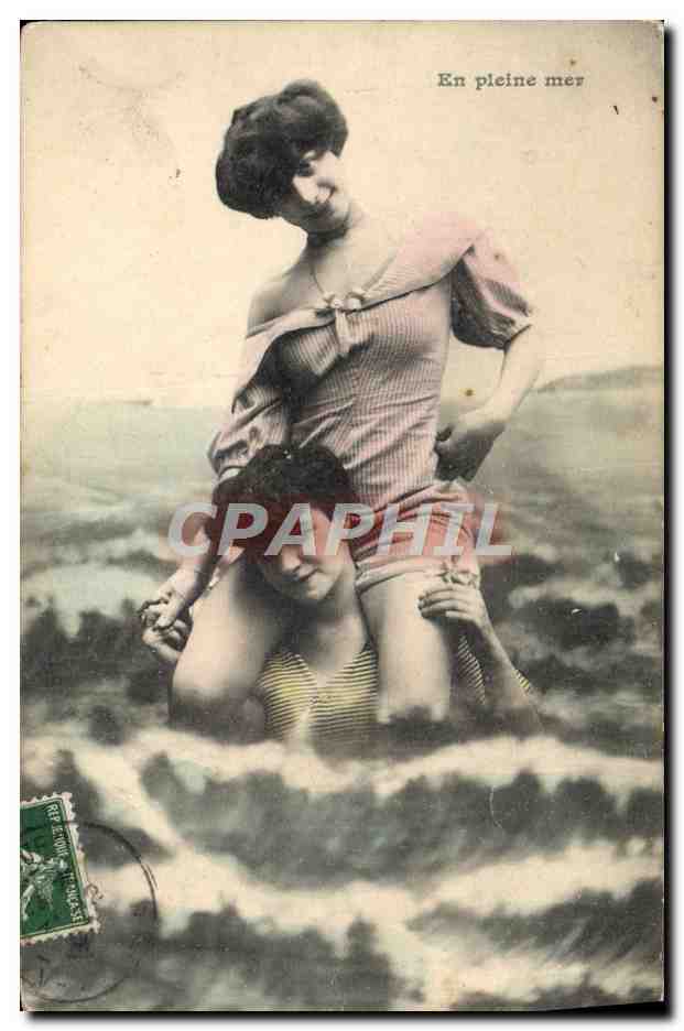 CPA Maillots de bains Femmes En pleine mer 