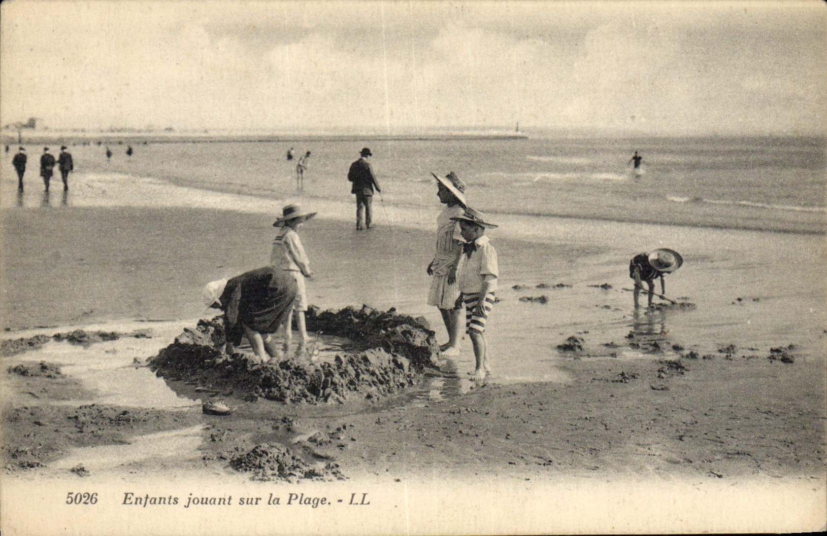 CPA Maillots de bains Enfants jouant sur la plage 