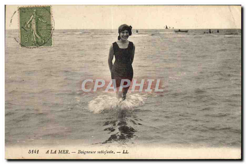 CPA Maillots de bains Femme Baigneuse satisfaite